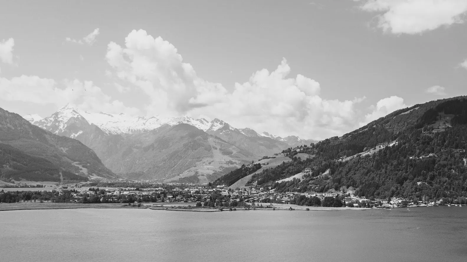 Panorama von Zell am See mit Bergen und dem Zeller See